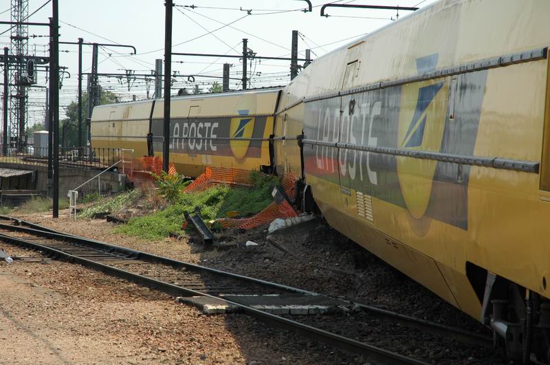 http://sunplop.free.fr/trains/TGV-Postal-PCS-deraille-21.jpg